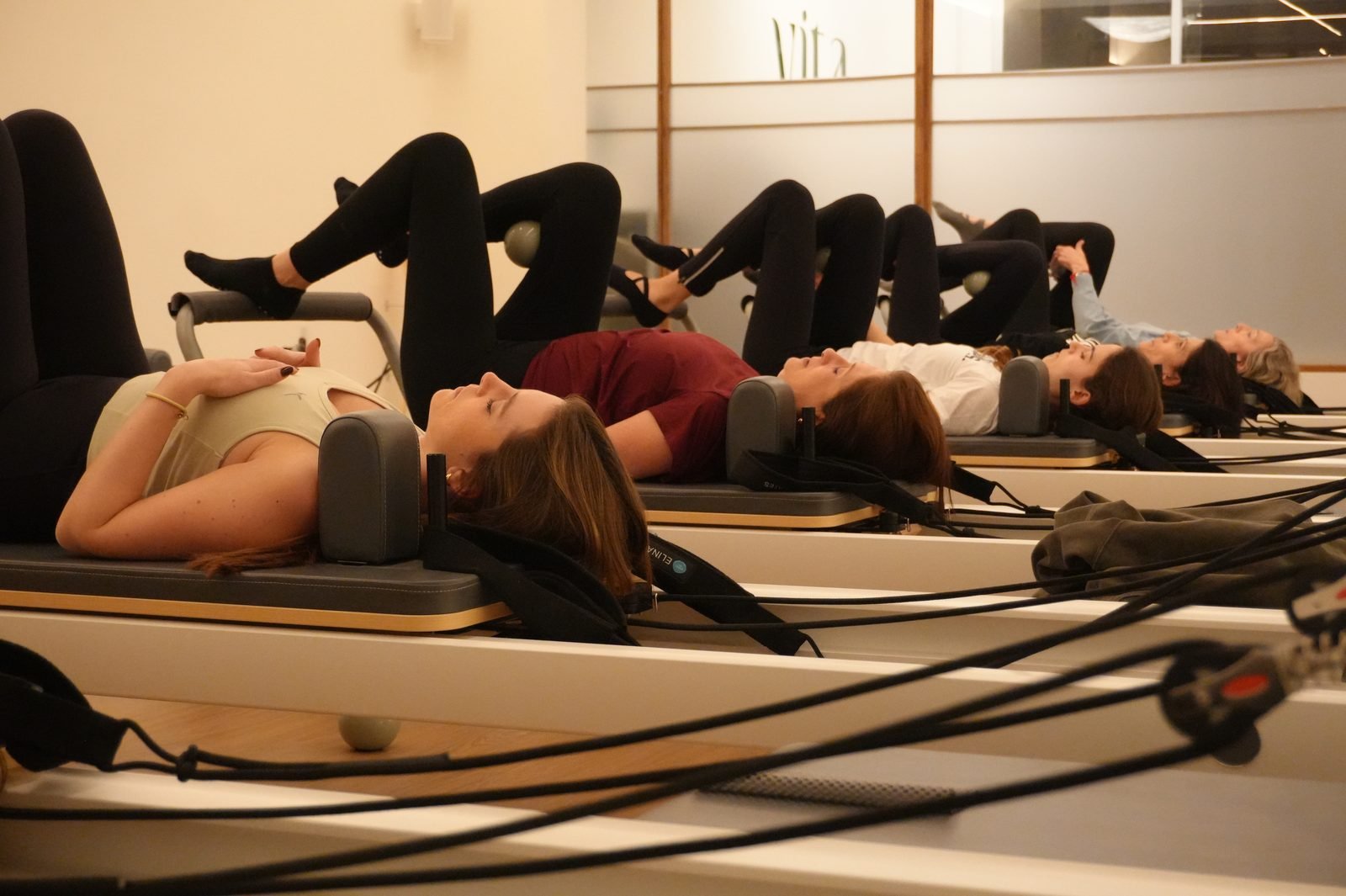 Clase de Pilates Reformer en el Eixample, Barcelona Clase de Pilates Reformer en grupo en Vita Pilates Studio, Eixample Barcelona