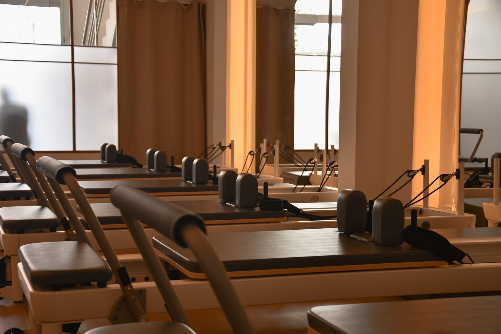 Sala de reformers del estudio Vita Pilates en el Eixample