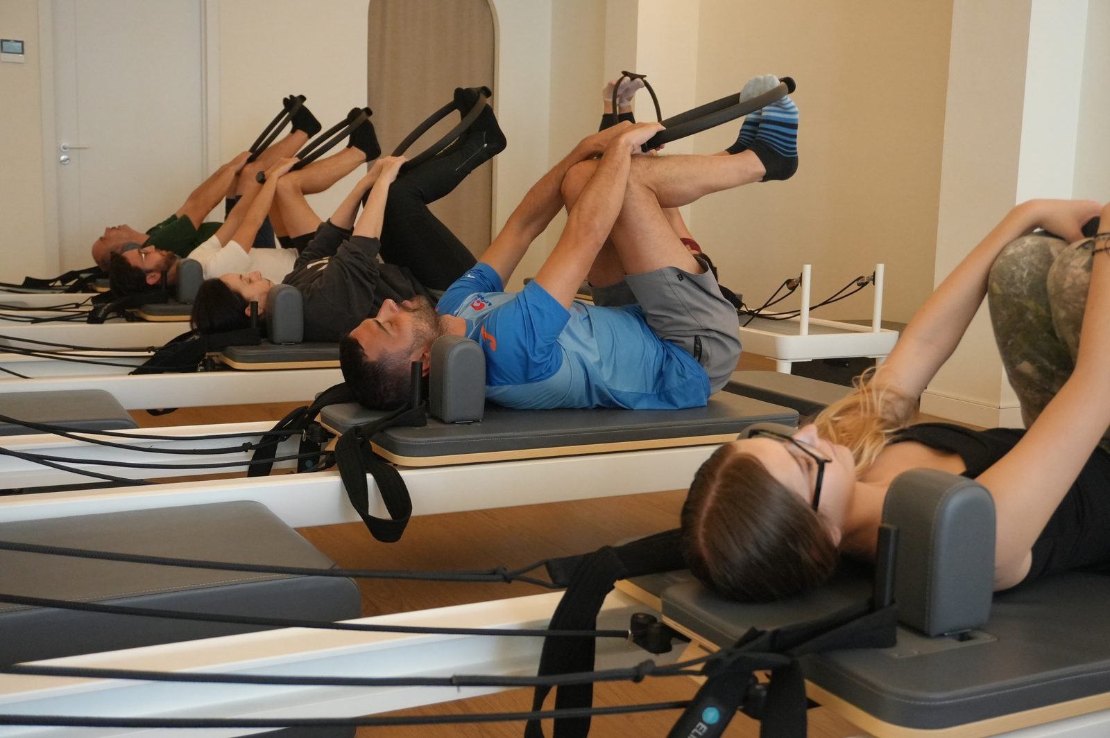 Grupo reducido practicando Pilates Reformer en Vita Pilates Studio